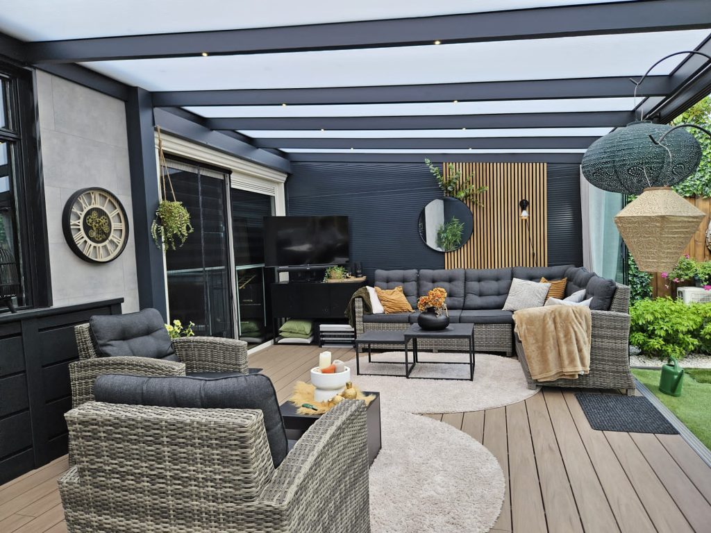 Lounge onder een moderne veranda