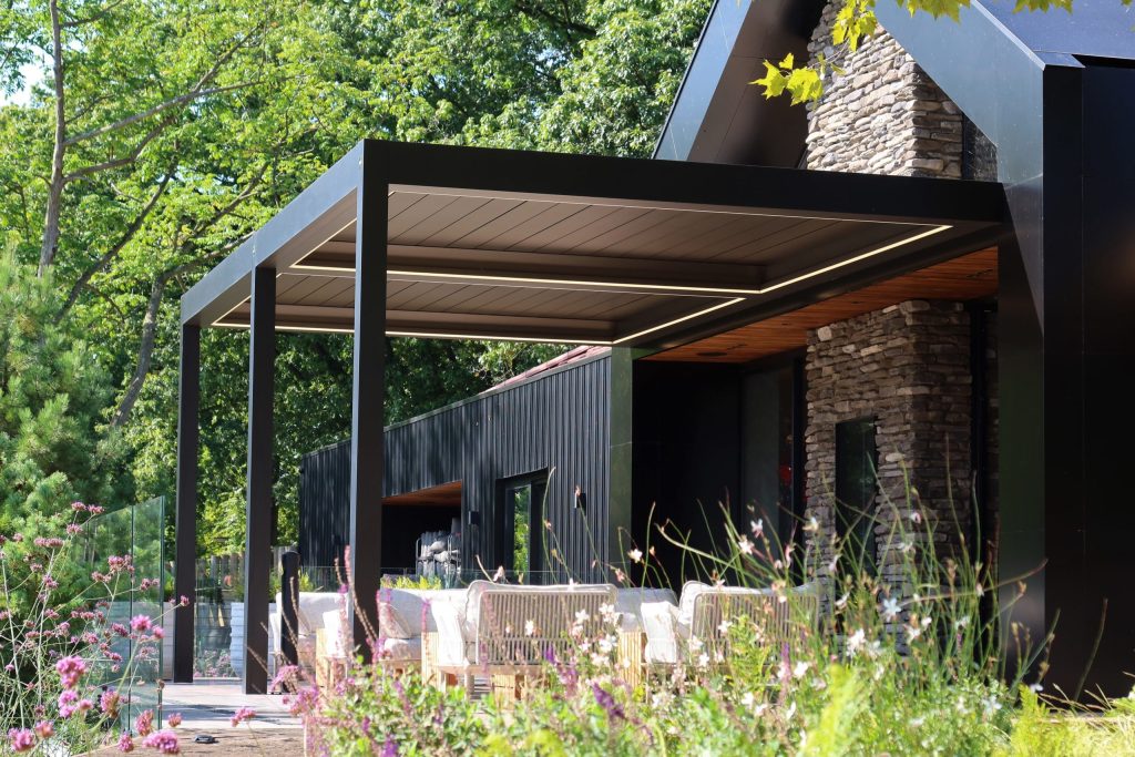 Moderne pergola met lamellendak